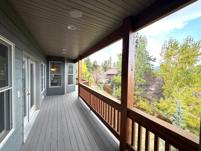 Building Photo - Absolutely Stunning, 6-Bed 3.5 Bath Execut...