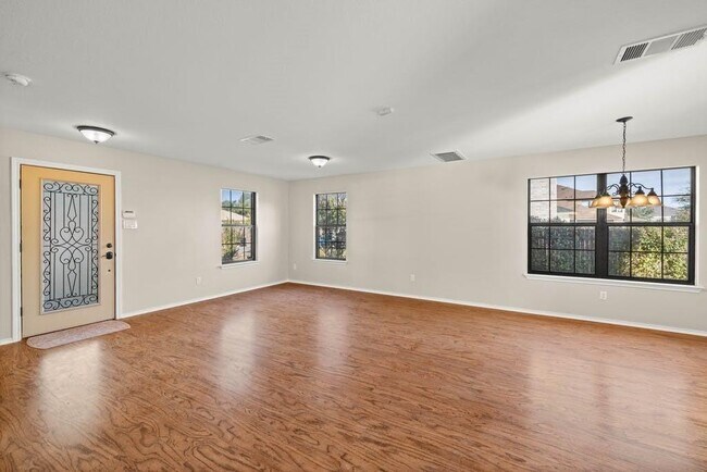 Building Photo - 204 Lauren Loop