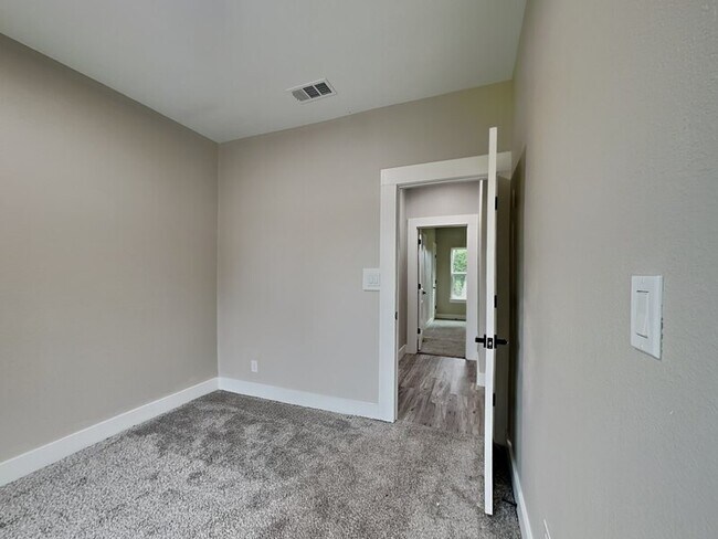 Building Photo - 111 Foster Ln