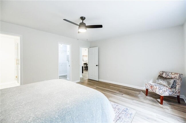 Building Photo - 5195 Hillcrest Glenn Dr