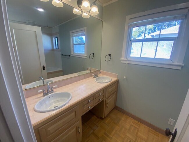 Building Photo - Inviting Pacific Grove Home!