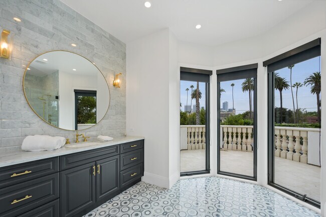 Building Photo - 517 N Camden Dr