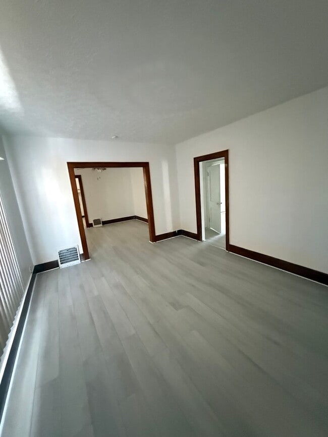 Building Photo - SECTION 8 AND EDEN ACCEPTED! Charming 2-Bedroom Home in the Heart of Akron!!