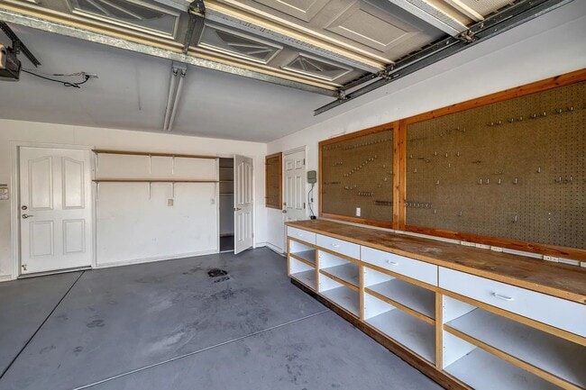 Building Photo - Spacious 3-Bedroom Home with Incredible Garage & Prime Location!