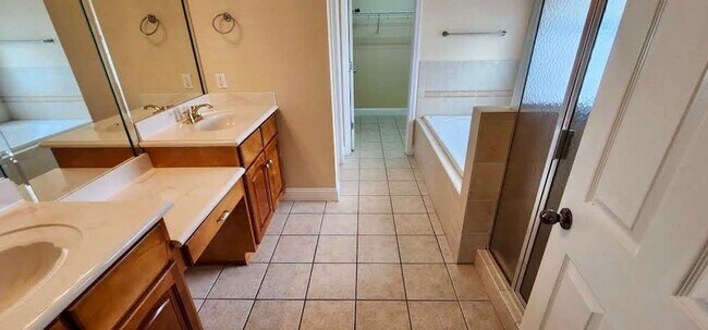 Building Photo - Great Home and Location-Available Now!