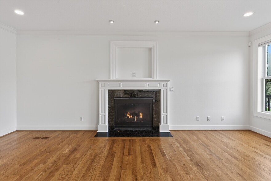 Building Photo - 1645 SE Oak Shore Ln