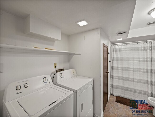 Building Photo - Beautiful 4 Bed 2 Bath Townhome with Lake Views!