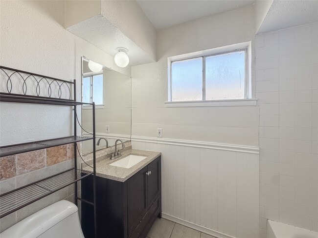 Building Photo - 1727 Junker St