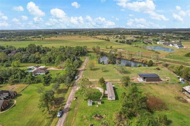 Building Photo - 15930 Pine St