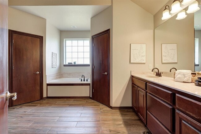 Building Photo - 1920 Fairway Dr