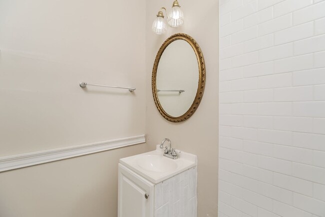 Building Photo - Charming Charleston Living ~ 3 bedroom / 2...
