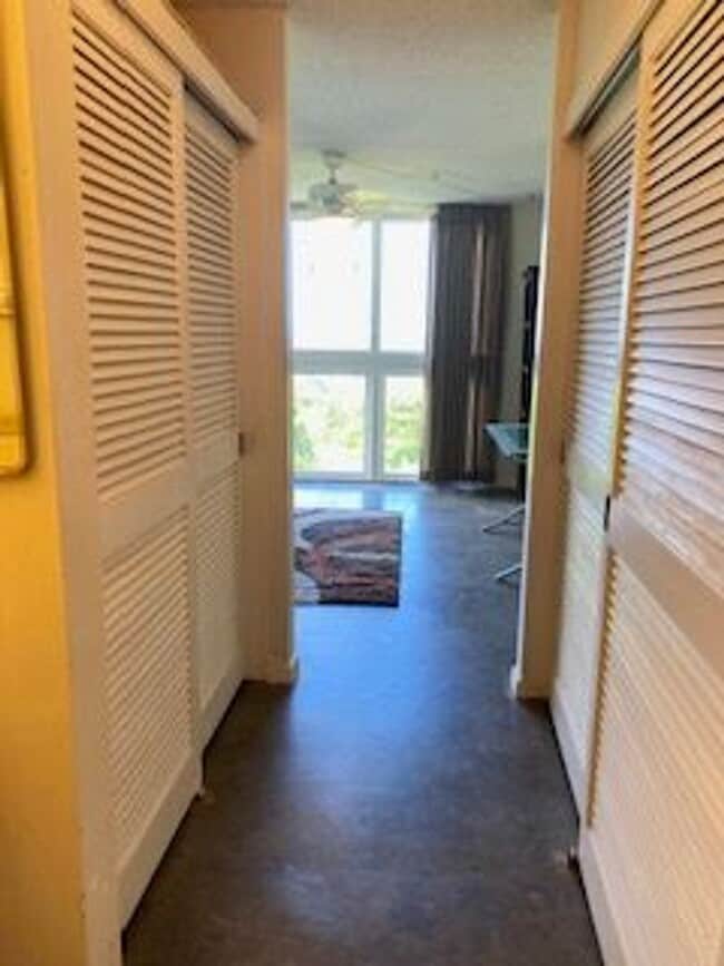 Building Photo - 2405 Kalanianaole St