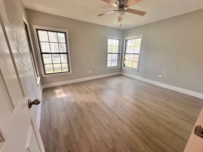 Building Photo - Charming 3 Bed 2 Bath Home with Bonus Den and Detached Garage