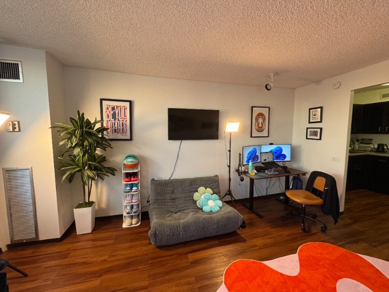 Building Photo - 625 W Madison St