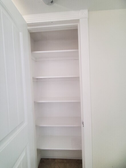 Building Photo - 2725 S Azalea Dr