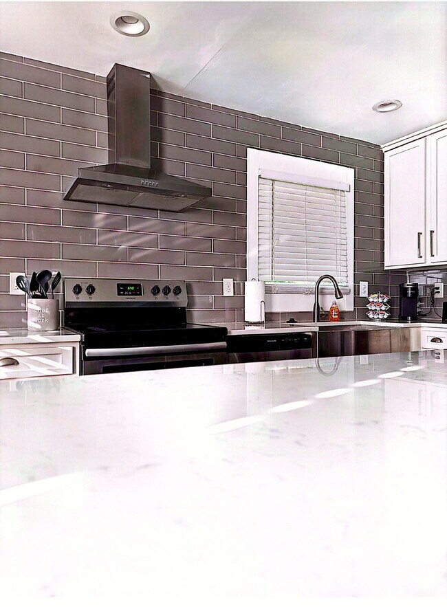 Building Photo - The Bouldercliff Way | Stylish & Convenient Atlanta Room: All-Inclusive Living!