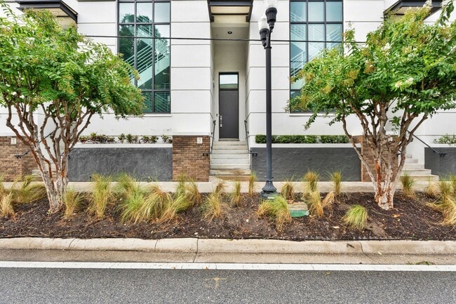 Building Photo - Luxury 2 Bedroom 2.5 Bath Townhome In Down...