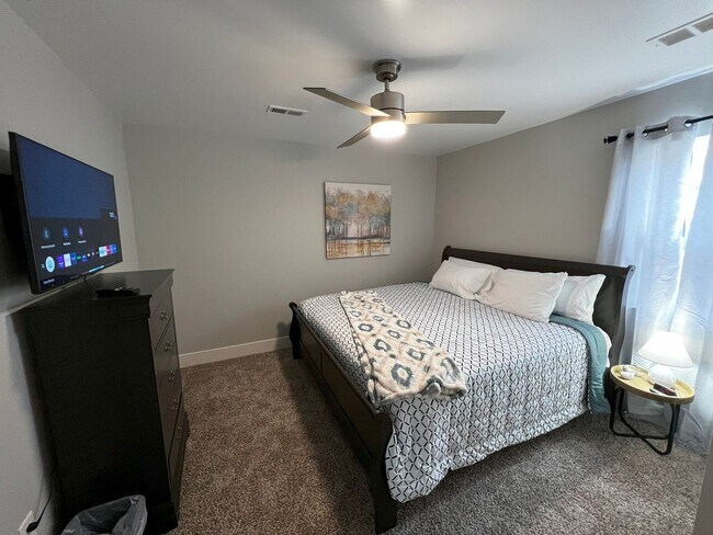 Building Photo - Fully Furnished rental with excellent central location in North cincinnati Suburbs