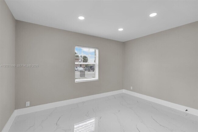 Building Photo - 1660 W 26th St