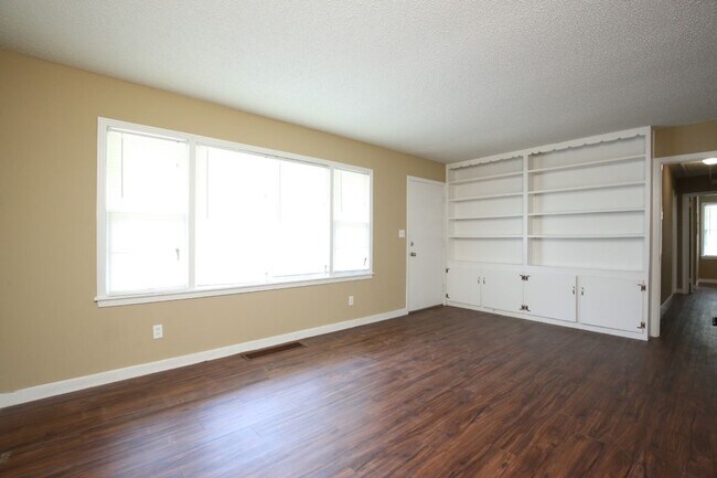 Building Photo - You’ll Love the Layout & Luxury Touches in...