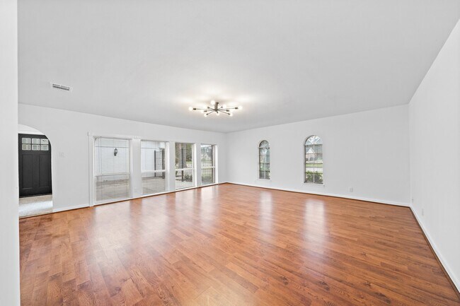 Building Photo - 7810 Antoine Dr