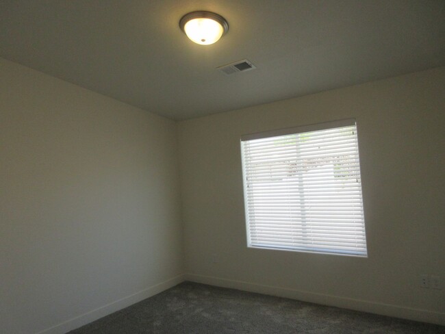 Building Photo - 3 bedroom- 2 bath Newer Construction