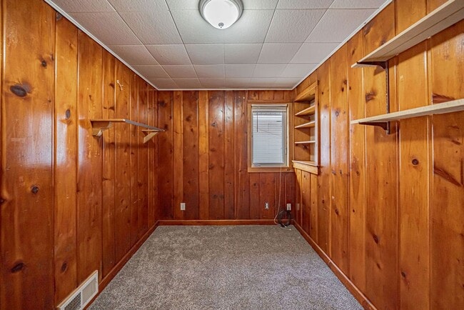 Building Photo - 3 bed 1 bath home recently renovated.