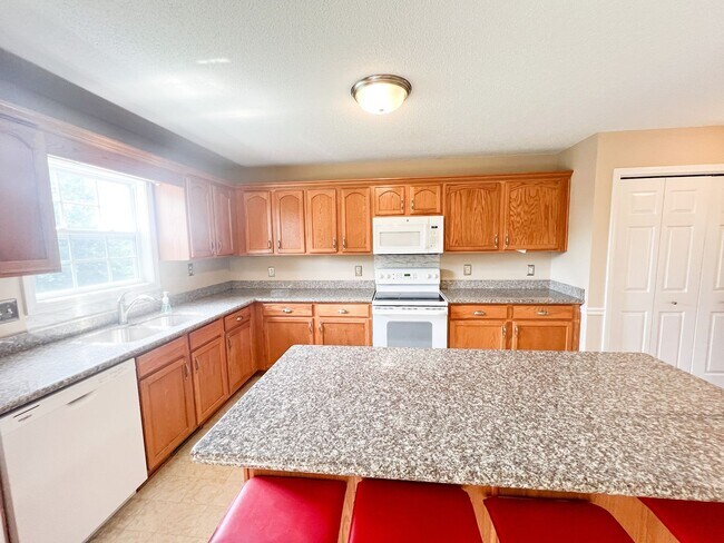 Building Photo - 3 Bedroom 2 1/2 Bathroom Home with fenced ...