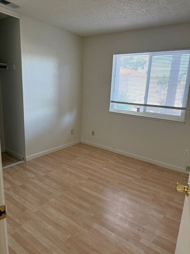 Building Photo - Updated 4 Bedroom 2.5 Bath Vacaville *Star...