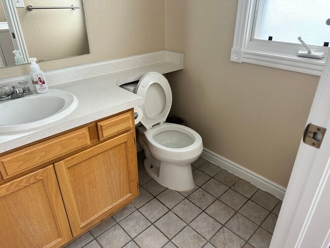 Building Photo - 4 Bedroom, 3.5 Bathroom Home