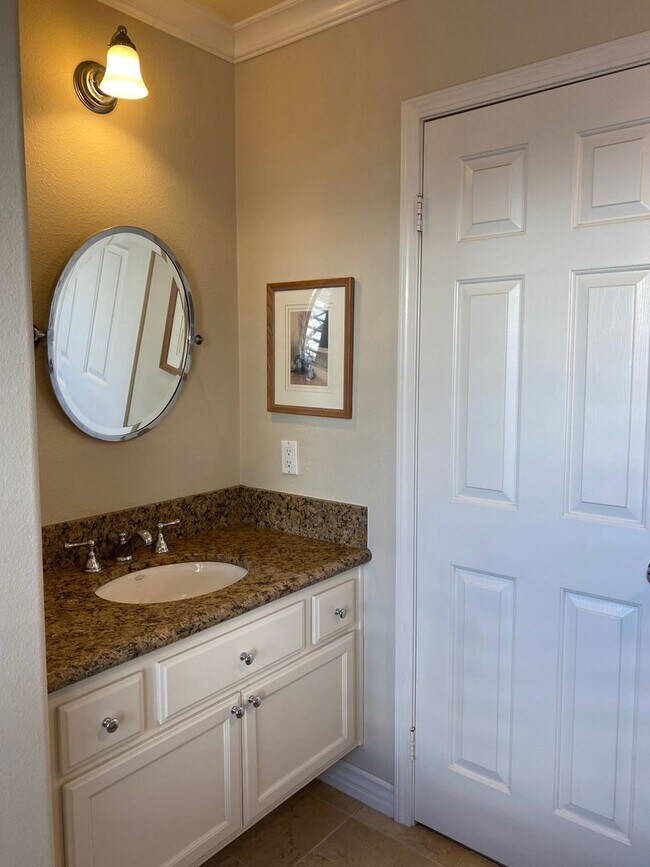 Building Photo - Private Courtyard Entry & Expansive Backyard Oasis