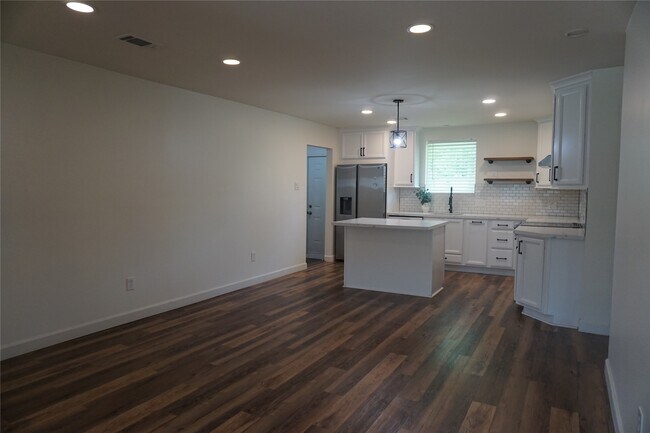 Building Photo - 1610 Antoine Dr