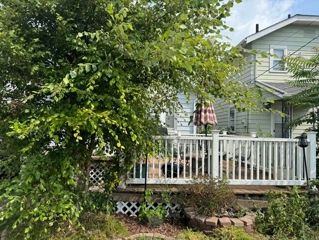 Building Photo - 265 E Markison Ave