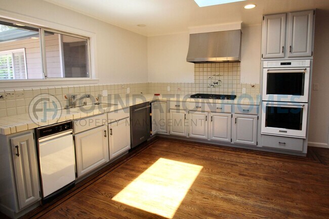 Building Photo - Spacious 5BR Novato Home at End of Private Drive!  A/C!  Solar!  FOUNDATION