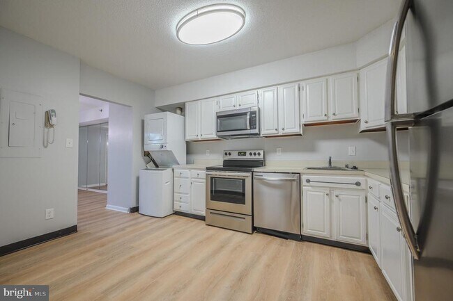 Building Photo - 3713 S George Mason Dr