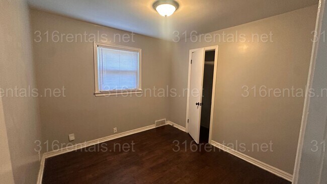 Building Photo - $1200 - 3 bed 1 bath - Single Family Home