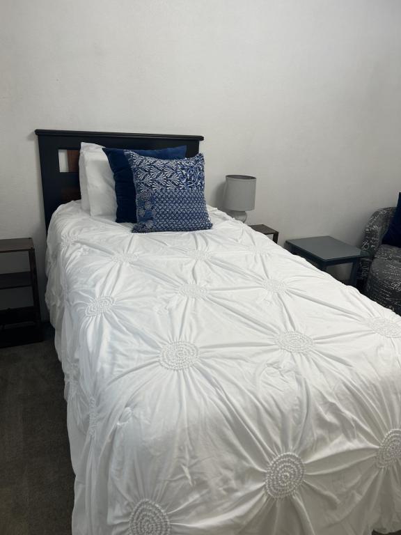 Building Photo - 2215 Poplar Dr