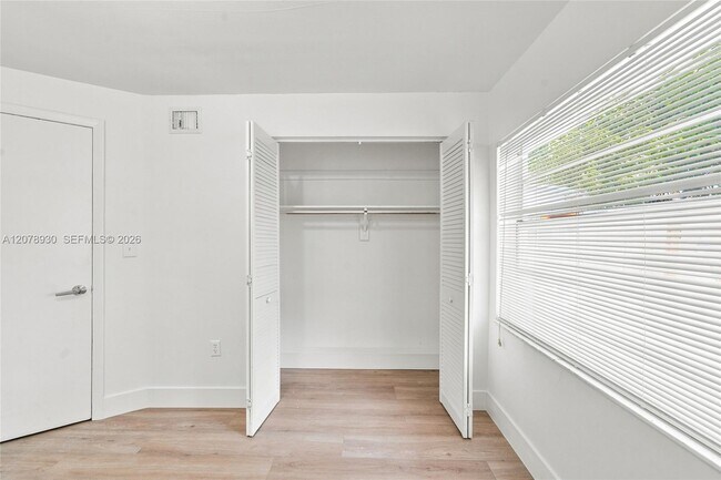 Building Photo - 402 NW 44th Ave
