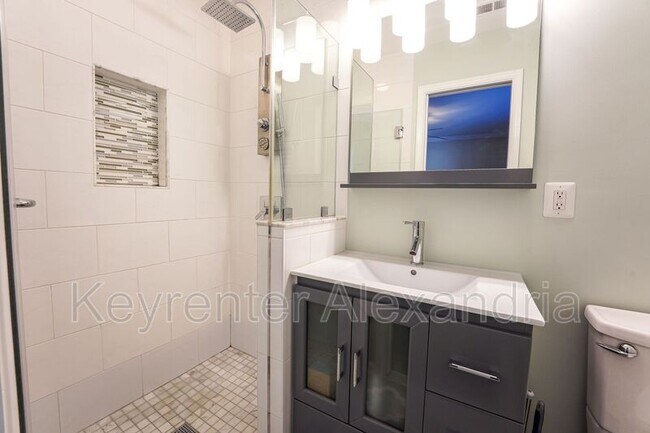 Building Photo - 1107 N Taylor St