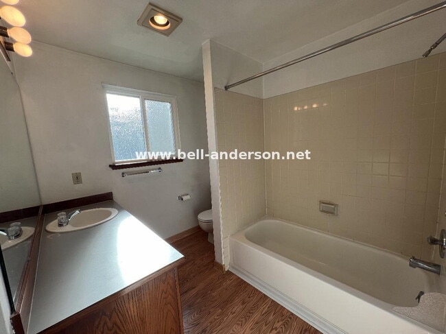 Building Photo - 2 Bedroom, 2 bath condo