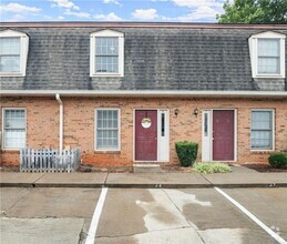 Building Photo - 2 bed/1.5 bath townhome in great Oakwood l...