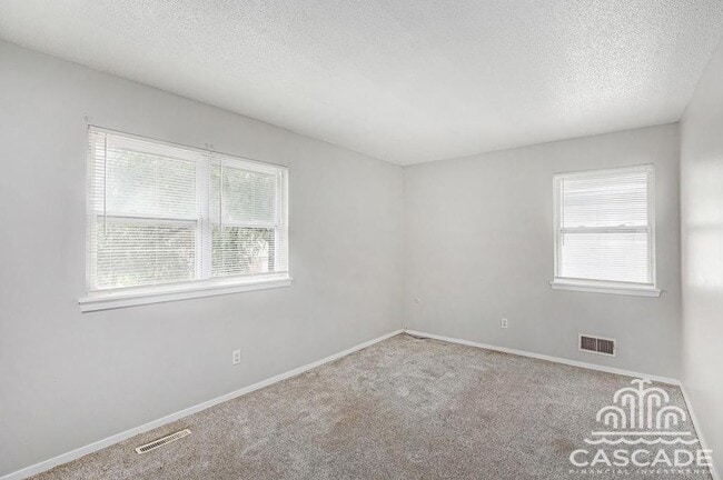 Building Photo - 220 N Oak Dr