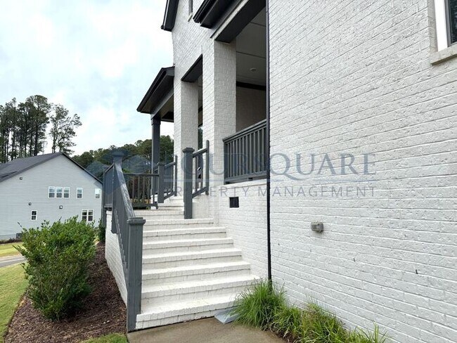 Building Photo - Elegant 4-Bed / 3.5-Bath Home with Main-Level Primary Suite, Quartz Kitchen & 3-Car Garage – In H...