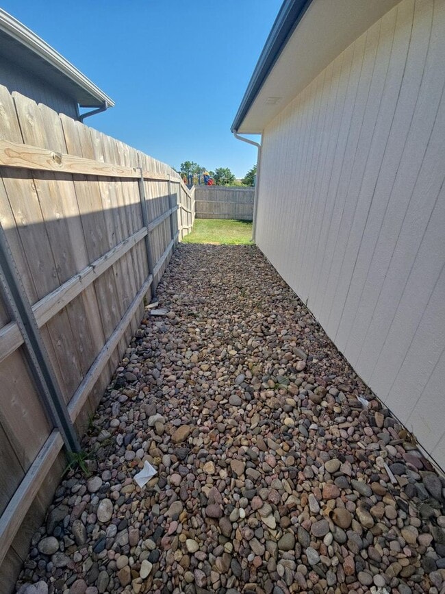 Building Photo - 3 Bed | 2 Bath single family home in beaut...