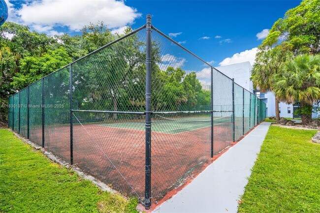 Building Photo - 9460 Fontainebleau Blvd