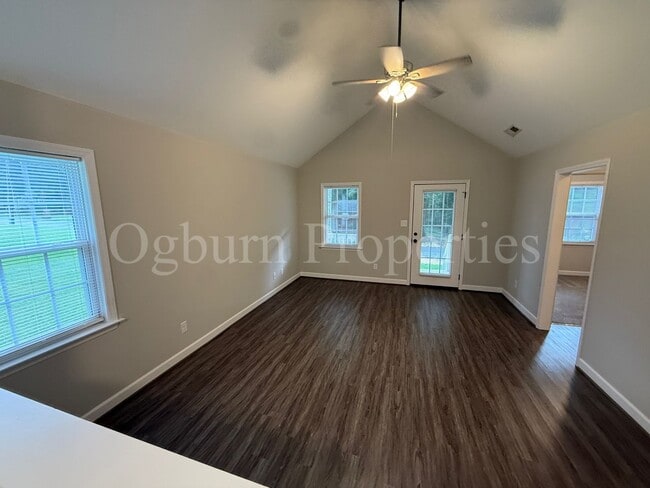 Building Photo - 1679 Thompson Dr