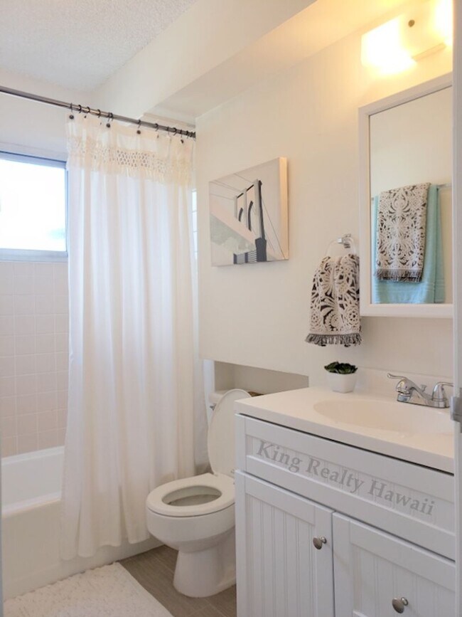 Building Photo - **UPGRADED, RARE Only 2 units per floor! 2...