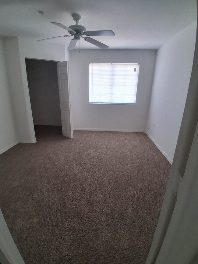 Building Photo - Cozi, breezy condo unit.