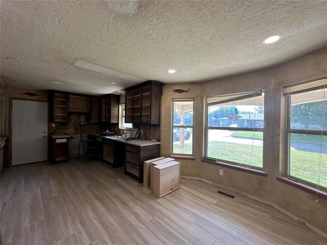 Building Photo - 412 Sundown Dr
