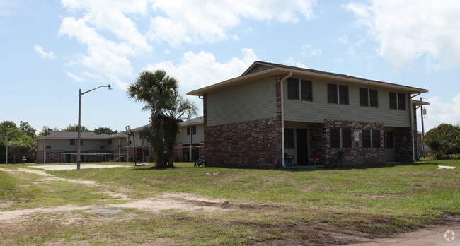 Building Photo - The Waves at Jacksonville Beach